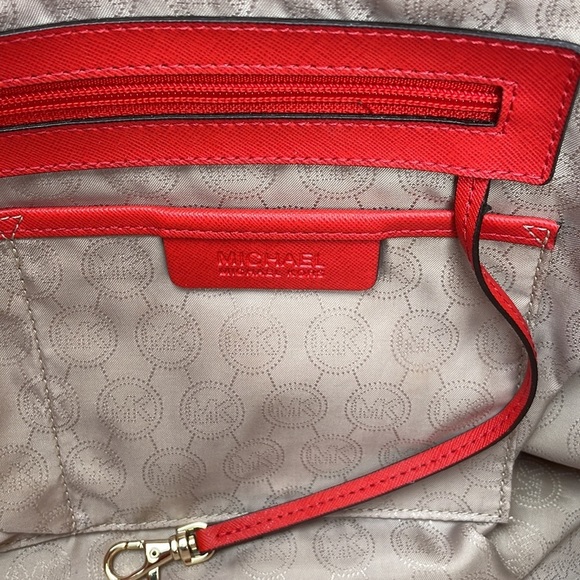 Michael Kors LG Red Jet Set Saffiano Leather Tote w/Detachable Shoulder Straps - Picture 13 of 17